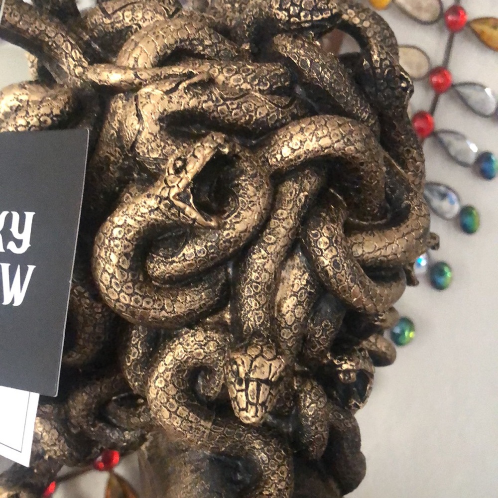 NWT Medusa Bust Figurine in Antique Gold Finish w/ Snakes & Light Up Eyes - Picture 10 of 10